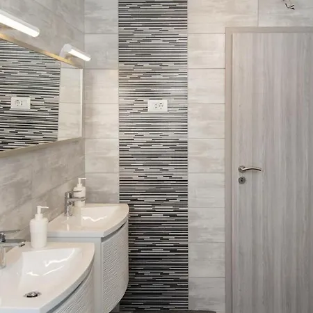 Roma - With Terrace Apartment Valbandon