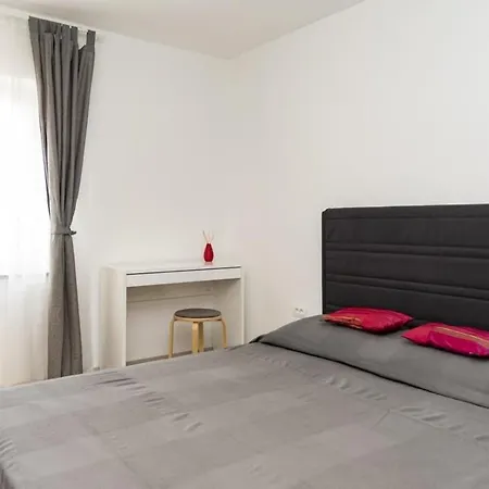 Apartment Roma - With Terrace Valbandon