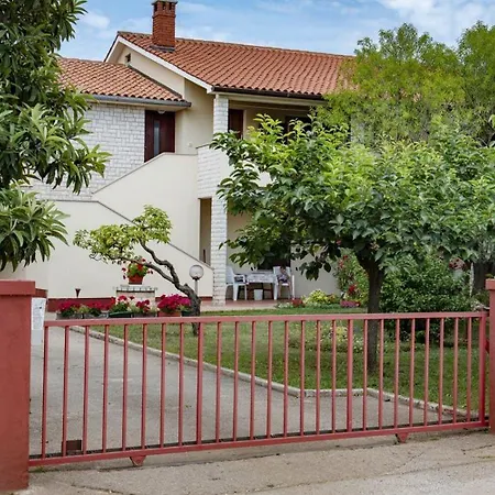 Roma - With Terrace Apartment Valbandon